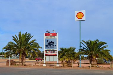 Güney Avustralya 'nın Coober Pedy çölünde barı ve ızgarası olan bir Shell Roadhouse..
