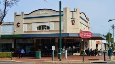 Avustralya, New South Wales kırsalındaki Narrandera Fırını 'nda yemek ve kahveyi seven insanlar. Haziran 2024.