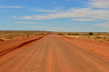 Güney Avustralya Coober Pedy 'nin kuzeyinde Breakaways yakınlarında bir kırmızı toprak yol..