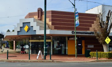 New South Wales, Narrandera 'daki Commonwealth Bankası' nın manzarası. Haziran 20924. 