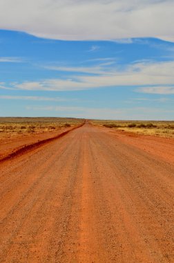 Güney Avustralya Coober Pedy 'nin kuzeyinde Breakaways yakınlarında bir kırmızı toprak yol.. 