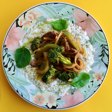 Sebzeli Moğol kuzusu ve buğulanmış pirinç..