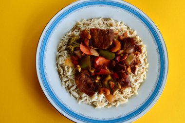 Sebzeli ve pirinçli ördek.