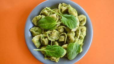 Fesleğen soslu tavuk tortellini..
