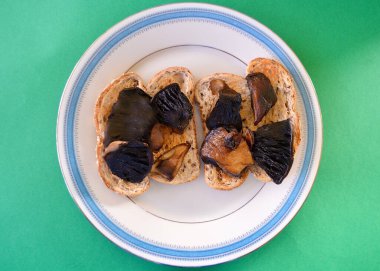 Tavada kızartılmış Portobello mantarı ve karışık tahıllı ekşi ekmek..