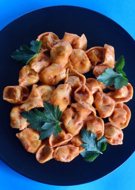 Gül soslu tavuk ve maydanoz yapraklı tortellini.. 