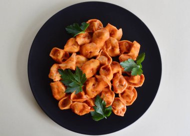 Gül soslu tavuk ve maydanoz yapraklı tortellini.. 