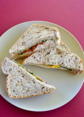 Avokado kızartılmış papatya, marul ve mayonezli tavuk sandviçi..