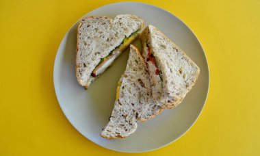 Avokado kızartılmış papatya, marul ve mayonezli tavuk sandviçi..