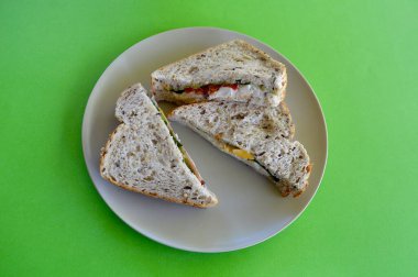 Avokado kızartılmış papatya, marul ve mayonezli tavuk sandviçi..