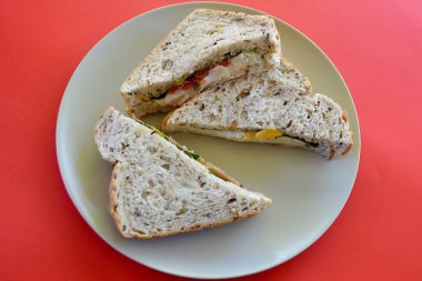 Avokado kızartılmış papatya, marul ve mayonezli tavuk sandviçi..