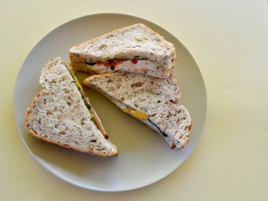 Avokado kızartılmış papatya, marul ve mayonezli tavuk sandviçi..