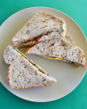 Avokado kızartılmış papatya, marul ve mayonezli tavuk sandviçi..