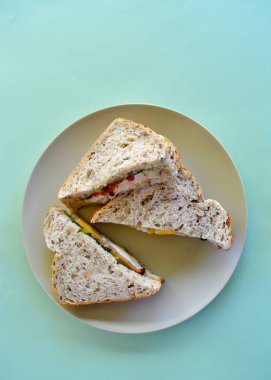 Avokado kızartılmış papatya, marul ve mayonezli tavuk sandviçi..