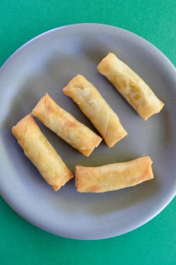 Kokteyl börekleri tabakta.