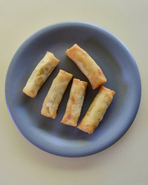 Kokteyl börekleri tabakta.