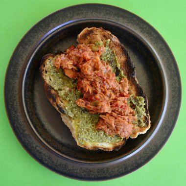 Barbekü soslu ton balığı ve fasulye, kızarmış koçanlı ekmek ve fesleğen pesto..