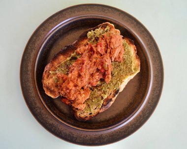 Barbekü soslu ton balığı ve fasulye, kızarmış koçanlı ekmek ve fesleğen pesto..