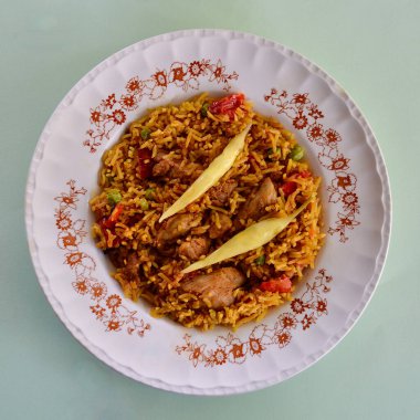 Nepal usulü körili tavuk, basmati pilavı ve fefferoni biberi.. 