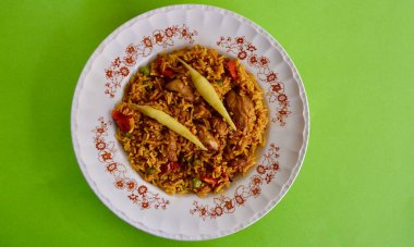 Nepal usulü körili tavuk, basmati pilavı ve fefferoni biberi.. 