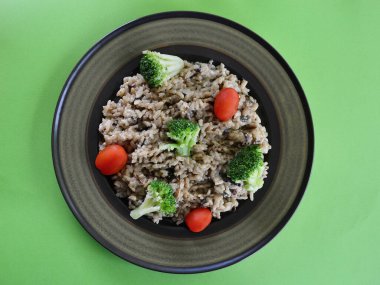 Domatesli ve brokoli çiçekli Porcini mantarlı risotto. 