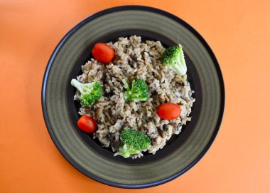 Domatesli ve brokoli çiçekli Porcini mantarlı risotto. 