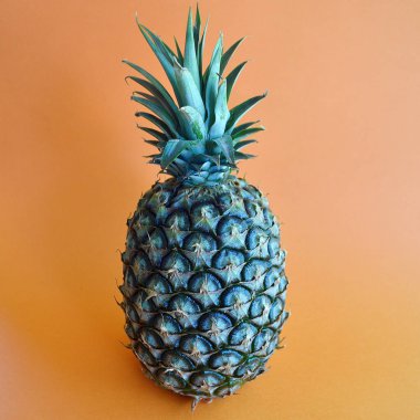 Turuncu arka planda izole edilmiş ananas