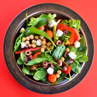 Tabakta Yunan salatası - üst manzara. 