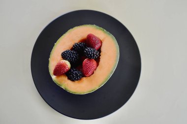 Çilek ve böğürtlenlerle doldurulmuş taze kavun..