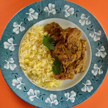 Safran pirinçli tavuk Mughlai