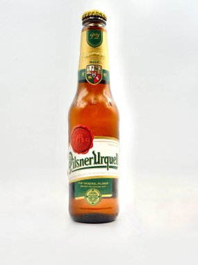 2 Aralık 2024. Sydney, New South Wales, Avustralya. Bir şişe Pilsner Urquell beyaz arka planda izole edilmiş..