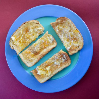 Tost ekmeği, tereyağı ve İngiliz reçeli.