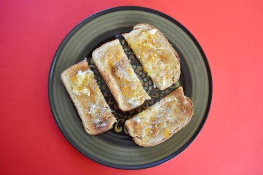 Tost ekmeği, tereyağı ve İngiliz reçeli.