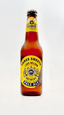 Sydney, Avustralya. Aralık 2024. Bir şişe Lord Nelson 'ın yakın çekimi. Beyaz bir arka planda izole edilmiş üç yaprak soluk bira..