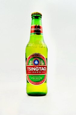 Sydney, Avustralya. Aralık 2024. Beyaz arka planda etiketli bir şişe Tsingtao birası.