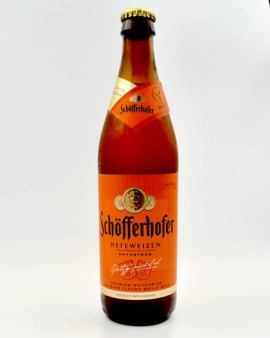 Sydney, Avustralya. Aralık 2024. Beyaz arka planda izole edilmiş bir şişe Schofferhofer hefeweizen birası..