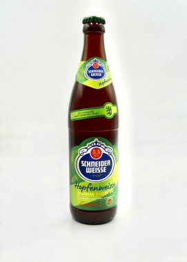 Sydney, Avustralya. Aralık 2024. Beyaz bir arka planda izole edilmiş Schneider Weisse Hopfenweisse birası.. 