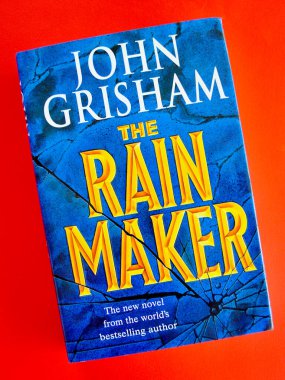 Sydney, Avustralya. Ocak 2025. John Grisham 'ın bir romanı olan Yağmur Getiren' in kapağına yakın plan.. 