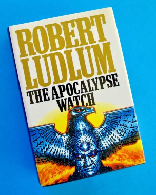 Sydney, Avustralya. Ocak 2025. Robert Ludlum 'un yazdığı Apocalypse Watch kitabının kapağına yakın plan.. 