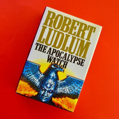 Sydney, Avustralya. Ocak 2025. Robert Ludlum 'un yazdığı Apocalypse Watch kitabının kapağına yakın plan.. 