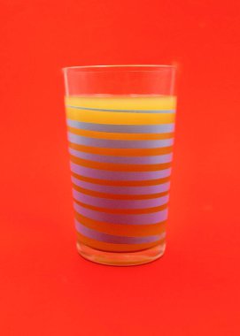 Arka planda izole edilmiş ananas suyu olan bir bardağın yakın çekimi.. 