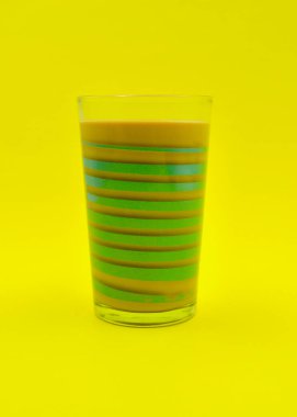  Bardaktaki buzlu kahvenin yakın çekimi..