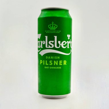 Sydney, Avustralya. Şubat 2025. Bir kutu Carlsberg Danimarkalı Pilsner 'in beyaz arka planda çekilmiş yakın çekimi..