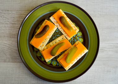 Kırmızı Leicester peyniri ve dilimlenmiş salatalık..