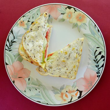 Soya ve keten tohumu ekmeğinden yapılmış bir sandviç tavuk göğsü şnitzel peynirli domates ve mayonezli..