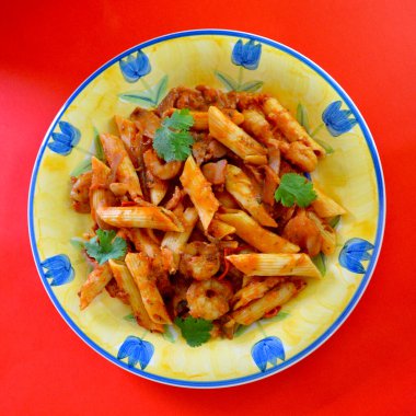 Sarımsaklı ve maydanozlu karides makarna.