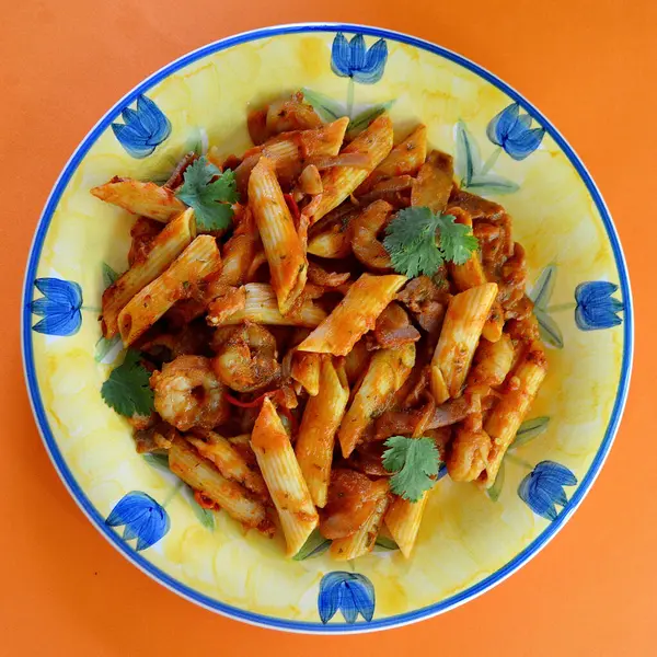 Sarımsaklı ve maydanozlu karides makarna.