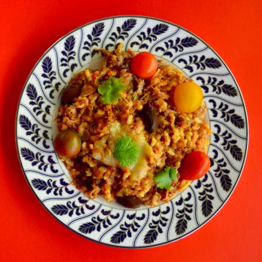 Domates peyniri ve maydanozlu siyah zeytinli risotto..