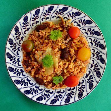 Domates peyniri ve maydanozlu siyah zeytinli risotto..