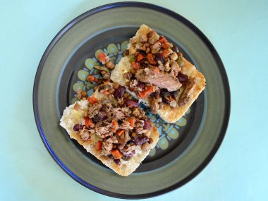 Kızarmış Türk ekmeğinde ton balığı salatası..